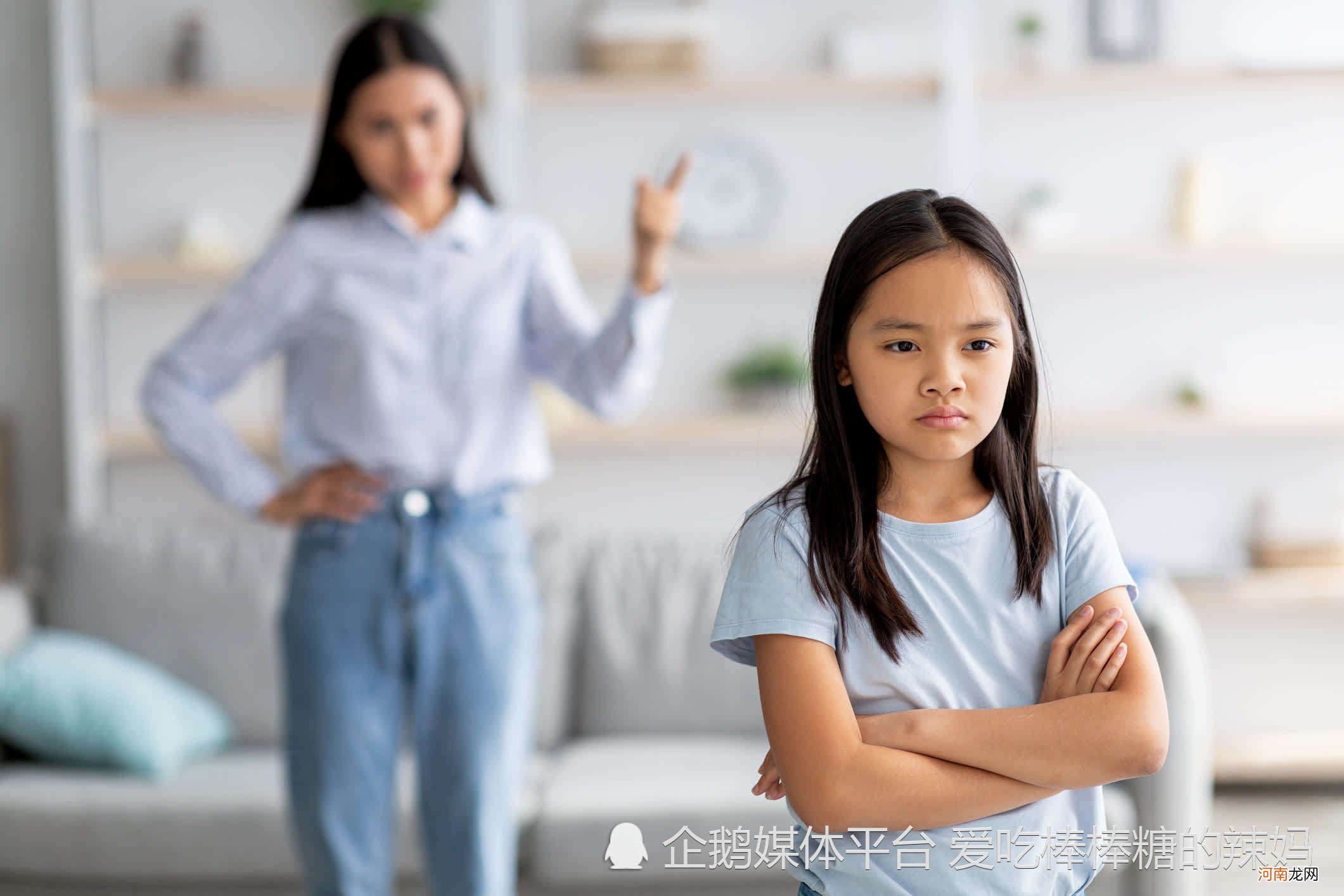 女儿夹腿被妈妈批评，为什么女生不能夹腿？家里有女儿的要知道