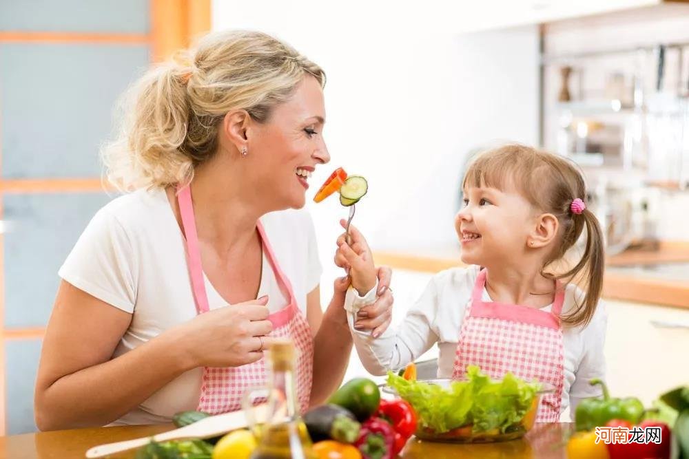 奶奶这几种喂食方式，可能正在伤害孩子的脾胃，父母要及时制止