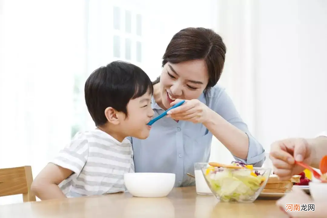 奶奶这几种喂食方式，可能正在伤害孩子的脾胃，父母要及时制止