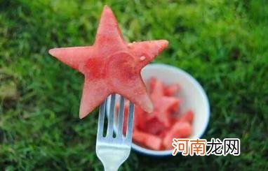 西瓜为什么沾盐吃