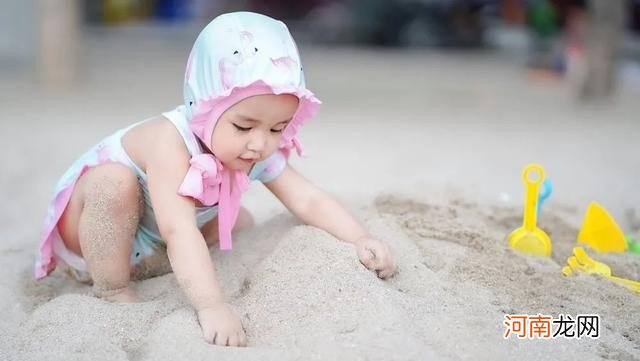 夏天孩子身上常见的几种小疙瘩 夏天儿童身上摸起来磨砂感小颗粒