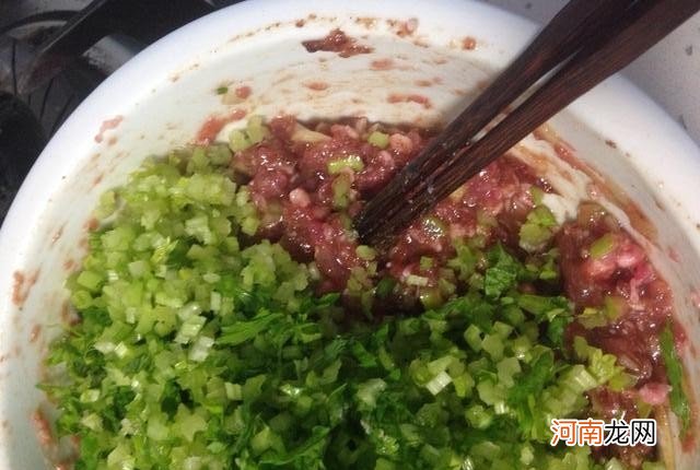 家常牛肉饺子的做法介绍 牛肉饺子馅配什么蔬菜