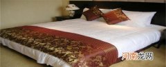 为什么酒店床上都有一块绸缎布