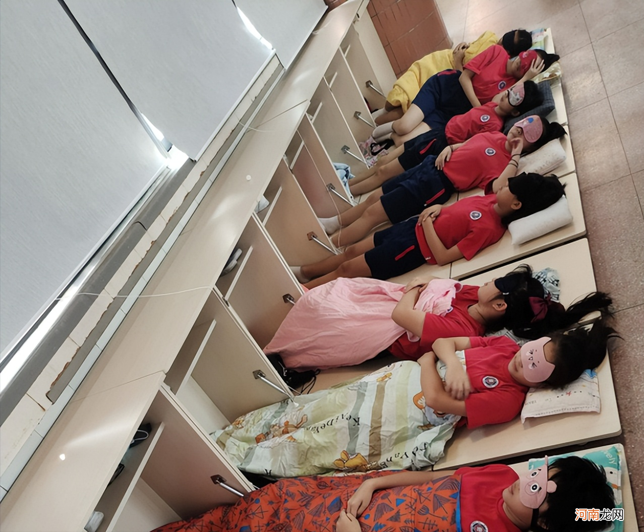 南京某小学孩子们的午睡方式被点赞，装备不收费，一年学费七万