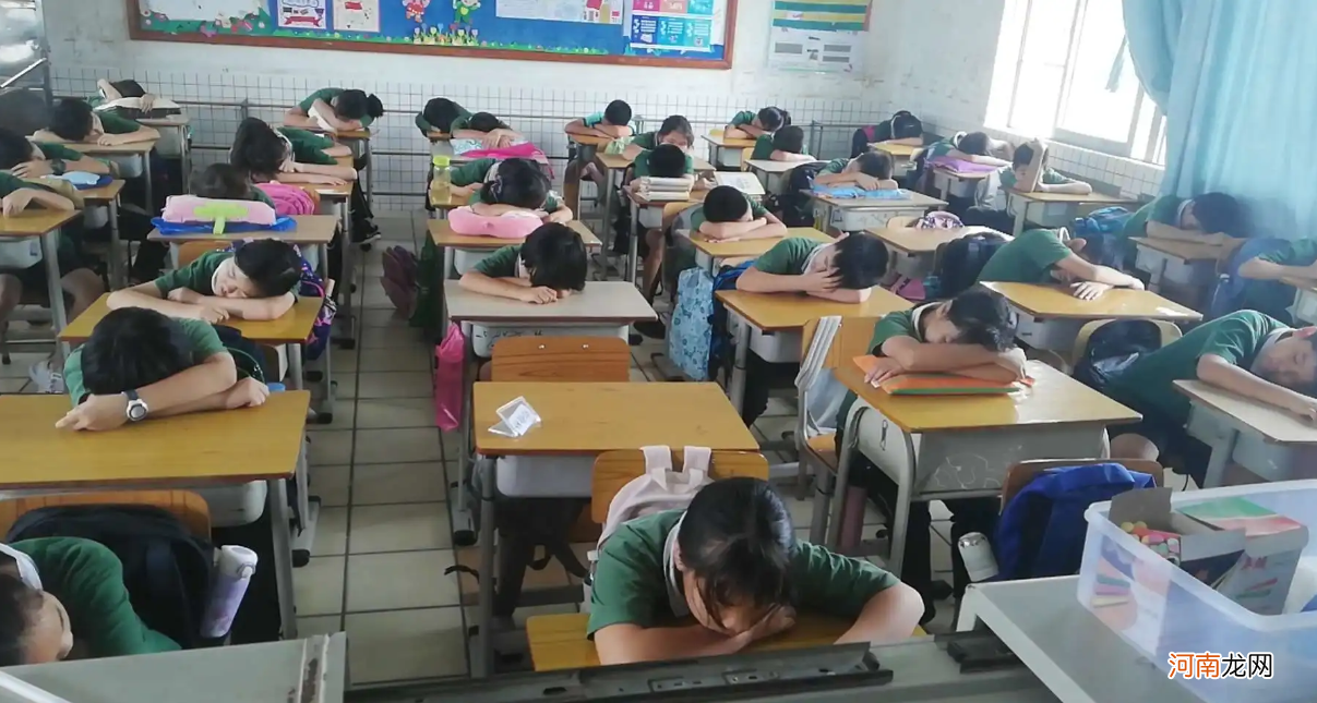 南京某小学孩子们的午睡方式被点赞，装备不收费，一年学费七万