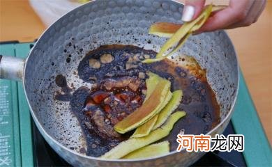 锅底油腻“黑灰”不清除有坏处如何妙招去除