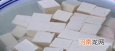 豆腐放进油锅里，这做法竟是老家酒席上的招牌菜