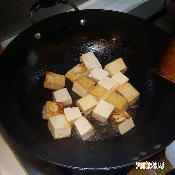 豆腐放进油锅里，这做法竟是老家酒席上的招牌菜