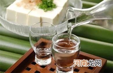 为什么啤酒可以喝很多瓶，而白酒不可以