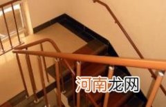 楼梯必须要有扶手吗