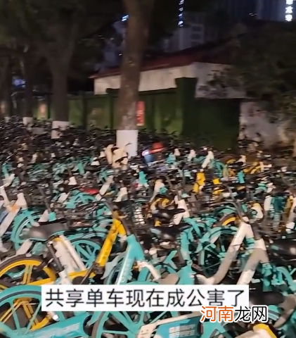 南京一地铁口|南京一地铁口被大量共享单车堵死是怎么回事 共享单车应该如何摆放
