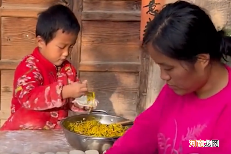 农村4岁萌娃会包饺子，面点手艺堪比大厨，各种面食造型栩栩如生！