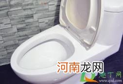 马桶一冲水底座就漏水与地面有关系吗