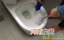 马桶一冲水底座就漏水与地面有关系吗