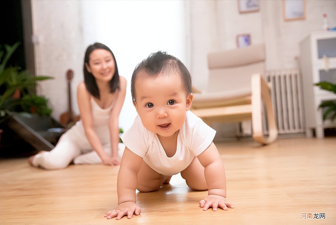 0-1岁是发育黄金期，每个月陪娃做几个小动作，宝宝发育好更聪明