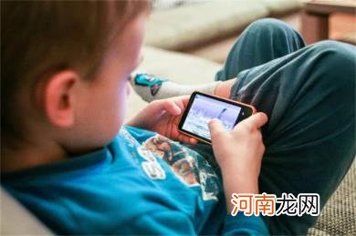 孩子总是玩手机禁止的方法是什么