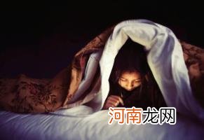 手机放在床头睡觉对人有危害吗