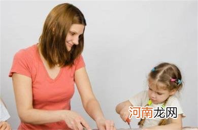 家里面的孩子比较小怎么教育