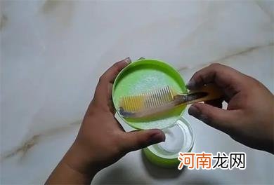 爽身粉涂头发能去油吗