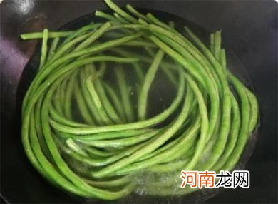 豆角包饺子要先用开水焯一下吗