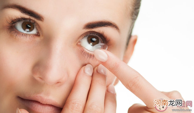女性|女子连戴10年隐形角膜受损变色 长期戴隐形眼镜对眼睛有什么伤害