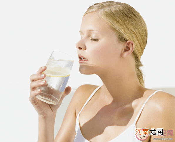 药物|吃哪些药要少喝水 发烧如何正确喝水