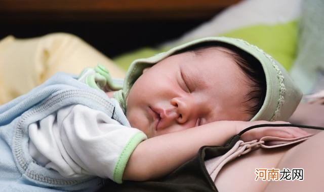 宝宝睡觉总是哭闹是为什么 婴儿惊醒睡不踏实是什么原因